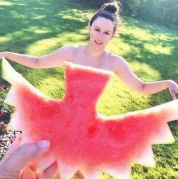 婴儿吃瓜拍照姿势,宝宝吃瓜萌态瞬间