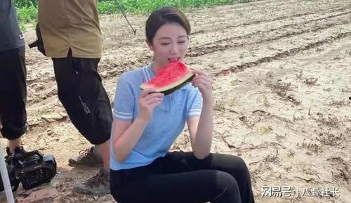 吃瓜人拍照,捕捉生活百态