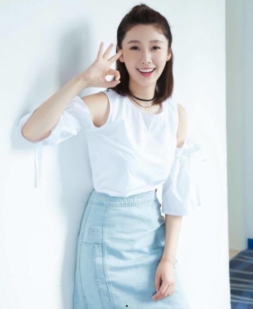 王子璇拍照吃瓜