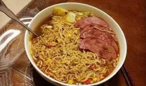 带你吃瓜吐槽吃泡面