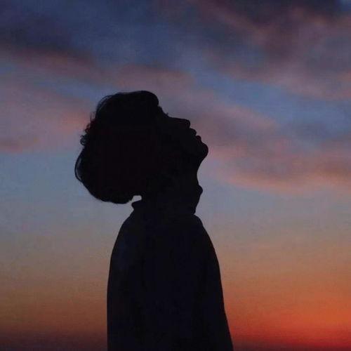 情侣背影吃瓜头像